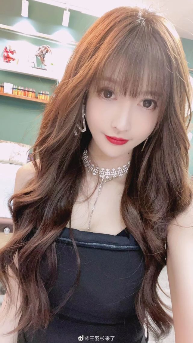 她被誉为斗鱼最美女主播与男友分手踏入直播圈现成无数水友梦中女神