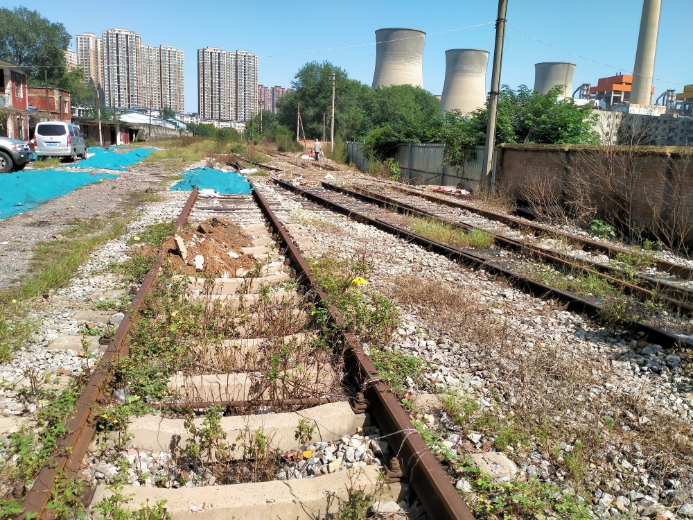 报记者反映称,郑州西三环建设西路附近和中原路上分别有多处废弃铁轨