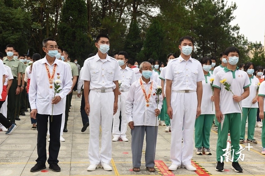 列隊肅立在烈士紀念碑前,奏唱中華人民共和國國歌,向烈士默哀一分鐘