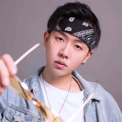 和平精英主播小抠脚回归照惹众议网友这才是虎牙形象代言人