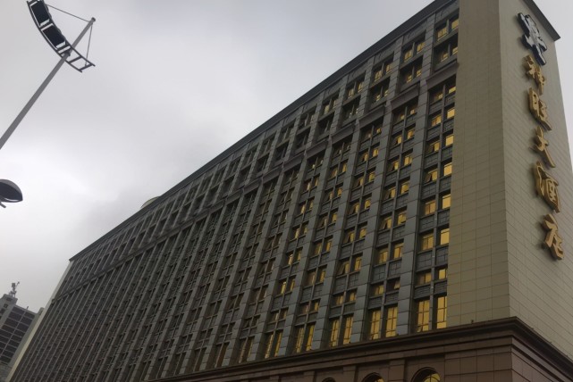 南京一烂尾5星级酒店坐落于地铁沿线建设15年仍未开放