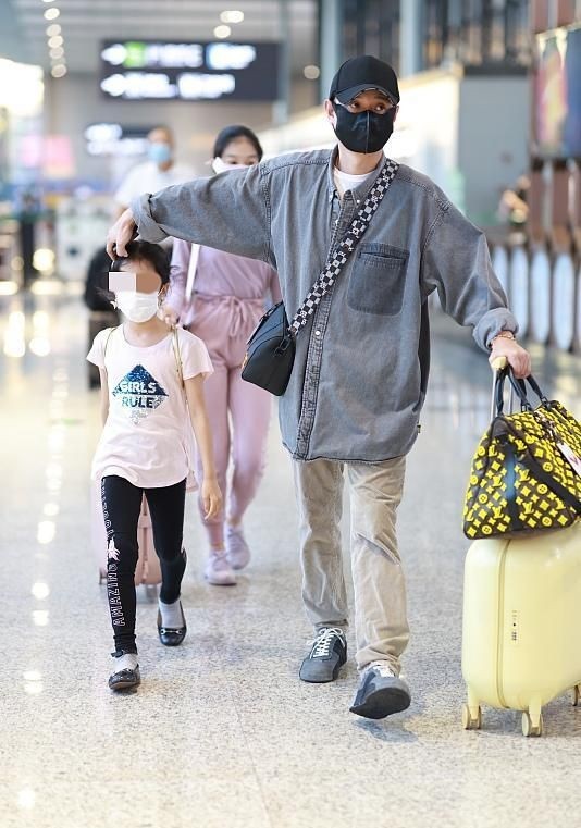 文章带2女儿现身,大女儿腕线过裆,身材比例惊人!