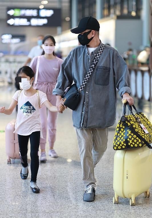 文章带2女儿现身,大女儿腕线过裆,身材比例惊人!