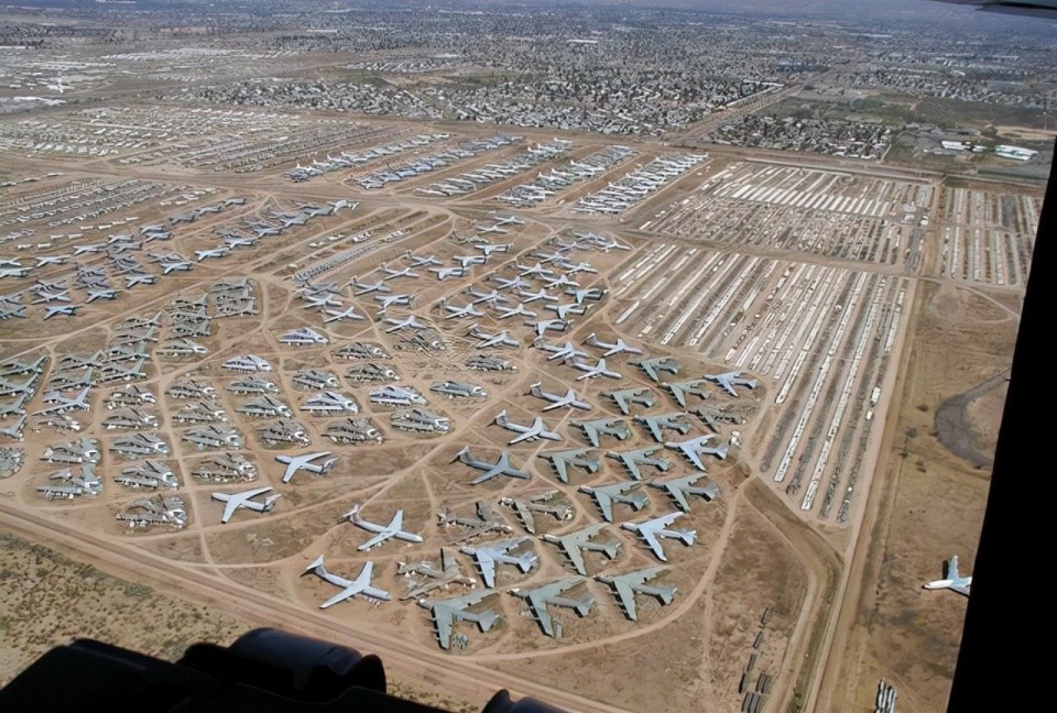 美国飞机墓地,指的是美国亚利桑那州图森市附近戴维斯-蒙森空军基地的