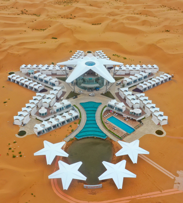 中卫 沙坡头的沙漠星星酒店,这应该是 中卫 最火的一家酒店了吧,从空