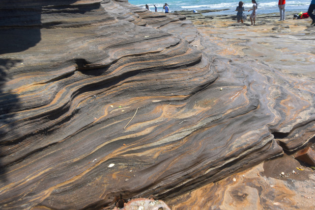 浪花一样的岩石见过吗?还有许多像芝麻一样的石粒,就在广西北海