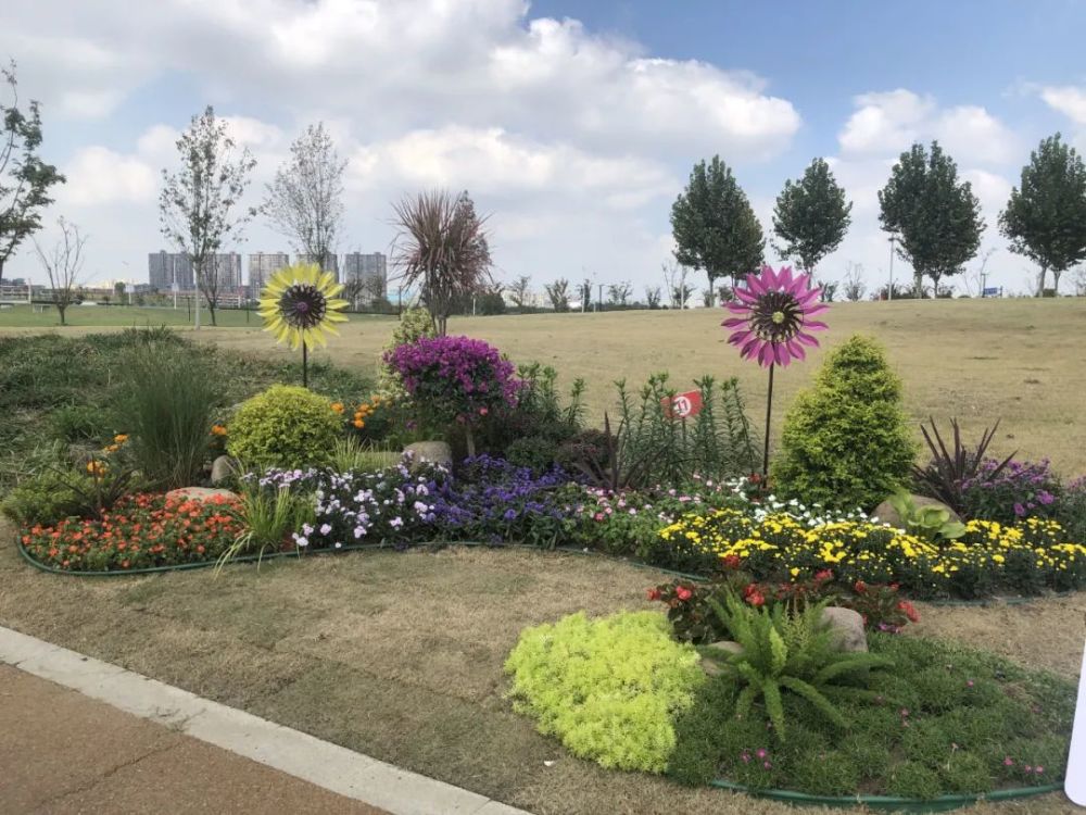 会l0go为创意主题,在平面与立面结合凤凰,22年,水,麋鹿元素来打造景观