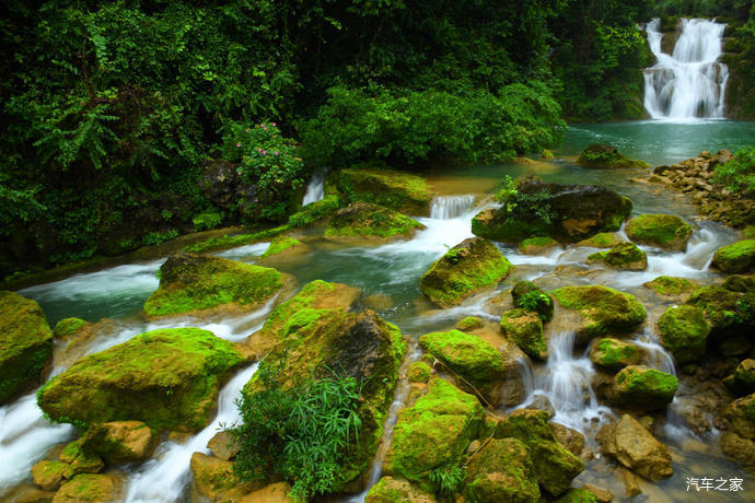 4/溪水绿石谷内的溪水在绿石上或急或缓的流淌着,每一处小小的流水,在