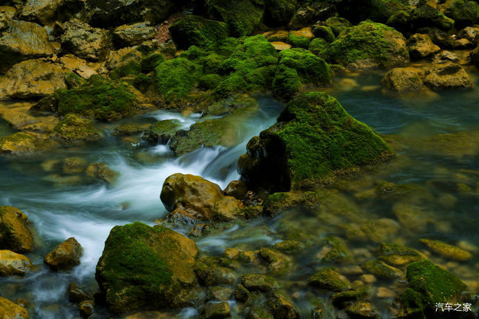 5/瀑布绿石谷内的溪水在绿石上或急或缓的流淌着,每一处小小的流水,在