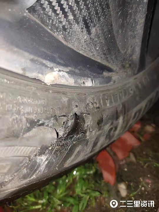 轮胎割破后,内层的钢丝也已经漏了一些,随时都有爆胎的可能,由于当天