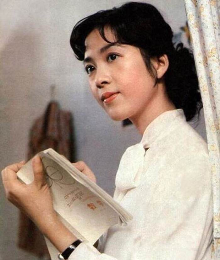 看了龚雪80年代的造型突然明白当下的锥子脸美女输在哪了