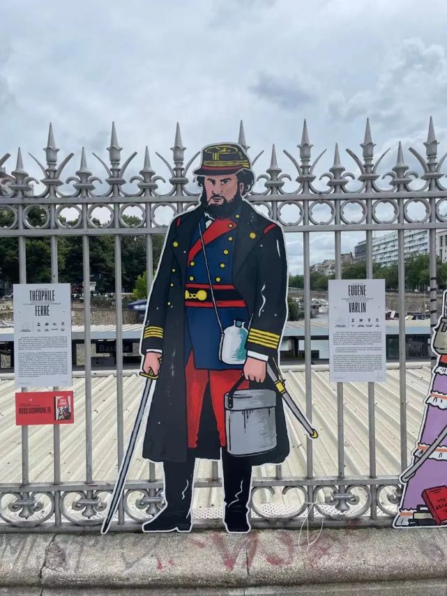 中国留法学子向巴黎公社战士墙献花,追忆历史,缅怀先烈