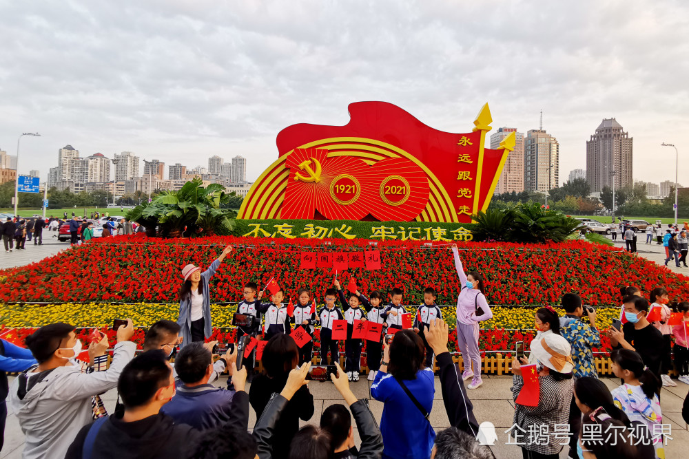 大连市民涌向人民广场庆国庆