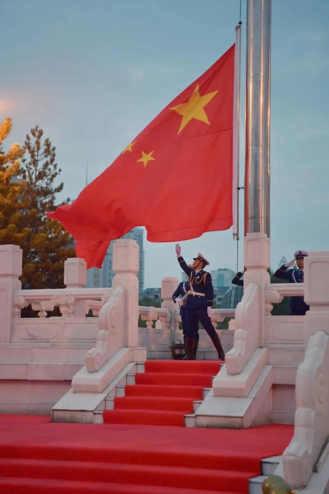 "护卫着国旗登上升旗台雄赳赳气昂昂国旗护卫队迈着铿锵有