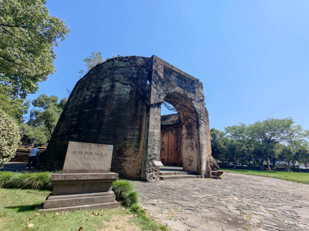 镇海口海防遗址游客触摸历史脉搏感慨宁波发展