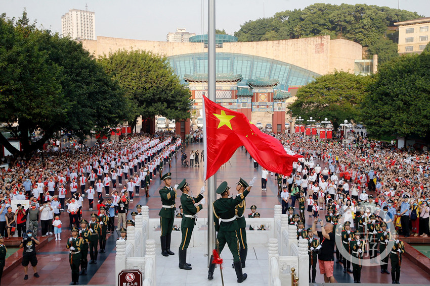 一片红色海洋重庆人民广场举行国庆升旗仪式