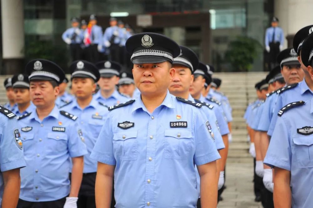 践行重要训词精神向国旗敬礼武陵公安隆重举行国庆升旗仪式