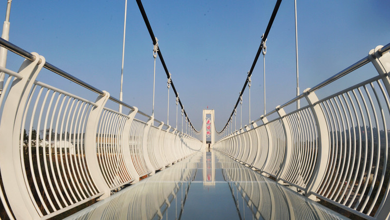 「玻璃滑道」如果说玻璃桥专出神仙美图,滑道就是让你肾上激素飙升