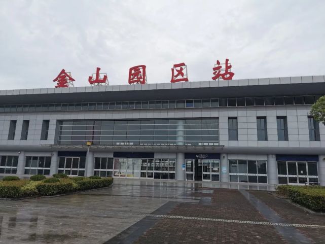 实景图公交方面,有莲卫专线,往北去往1号线莲花路地铁站,往南途径金山