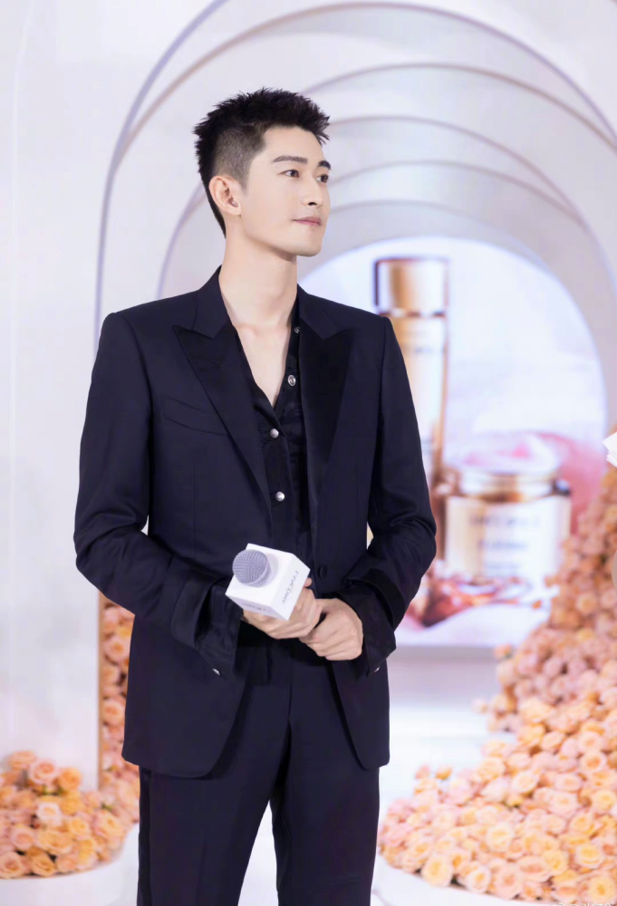 张翰瘦脱相西装撑不起来秒变纸片人