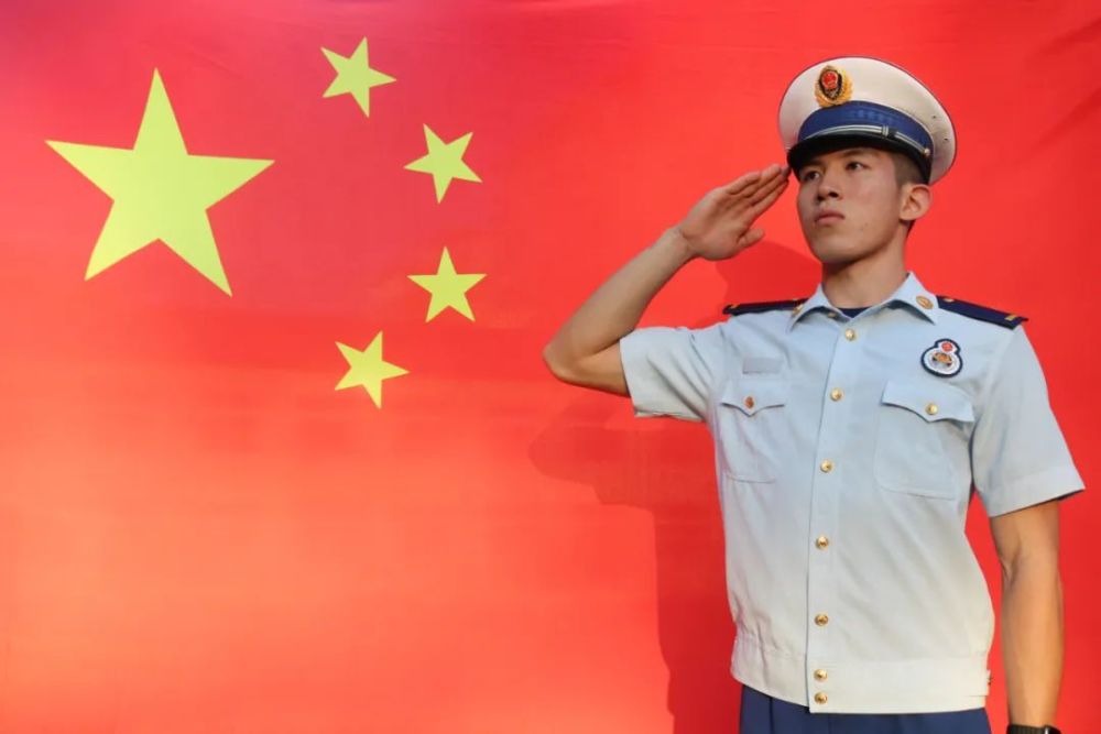 抒发爱党爱国的卫士情怀以滚烫的忠诚之心最诚挚敬礼最深情注目国旗下