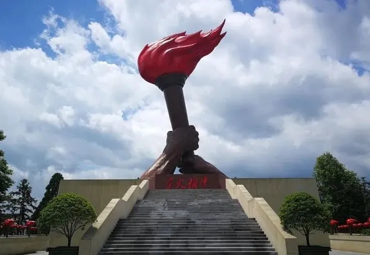 在岁月与山河间拥抱您祖国