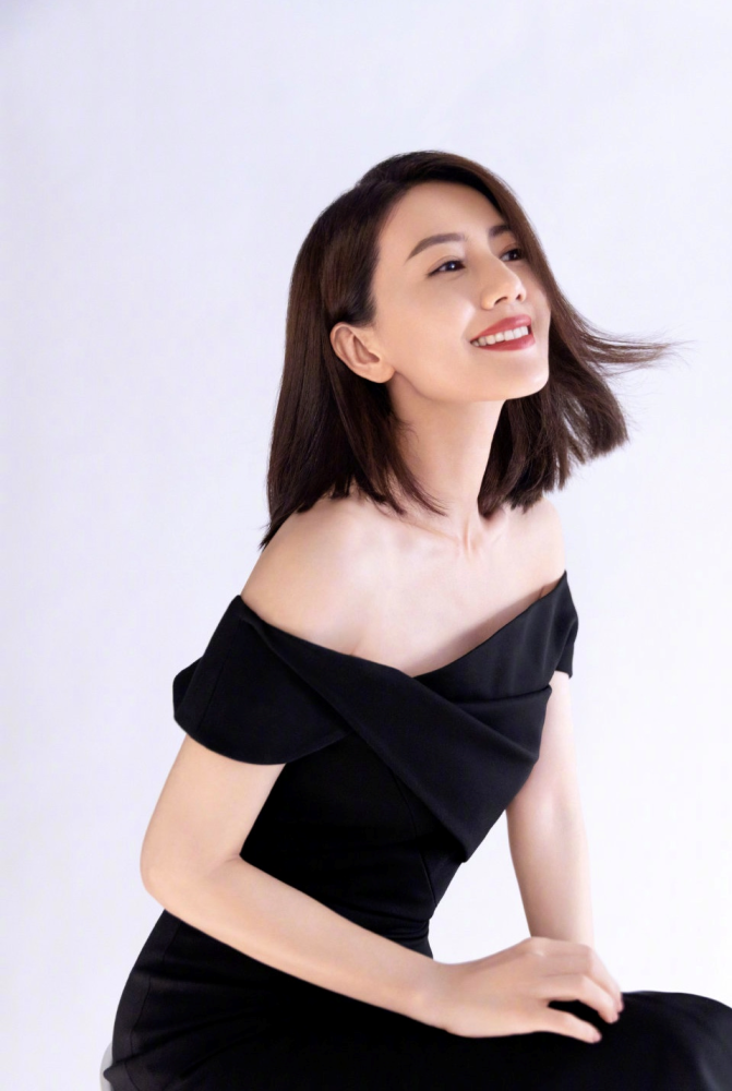 美丽锁骨,天鹅颈都完美展现,整件礼服做了和好的修身作用,显得高圆圆