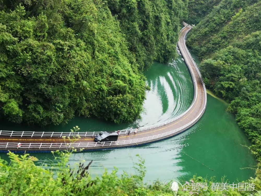 走进狮子关旅游区,可浮桥冲浪,还可漫步湖边,适合国庆假期游玩