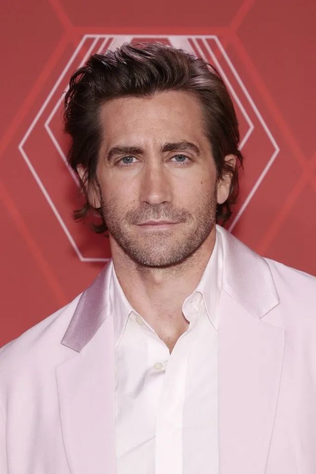 组图:男星杰克·吉伦哈尔杂志大片,粉色型男可爱帅气