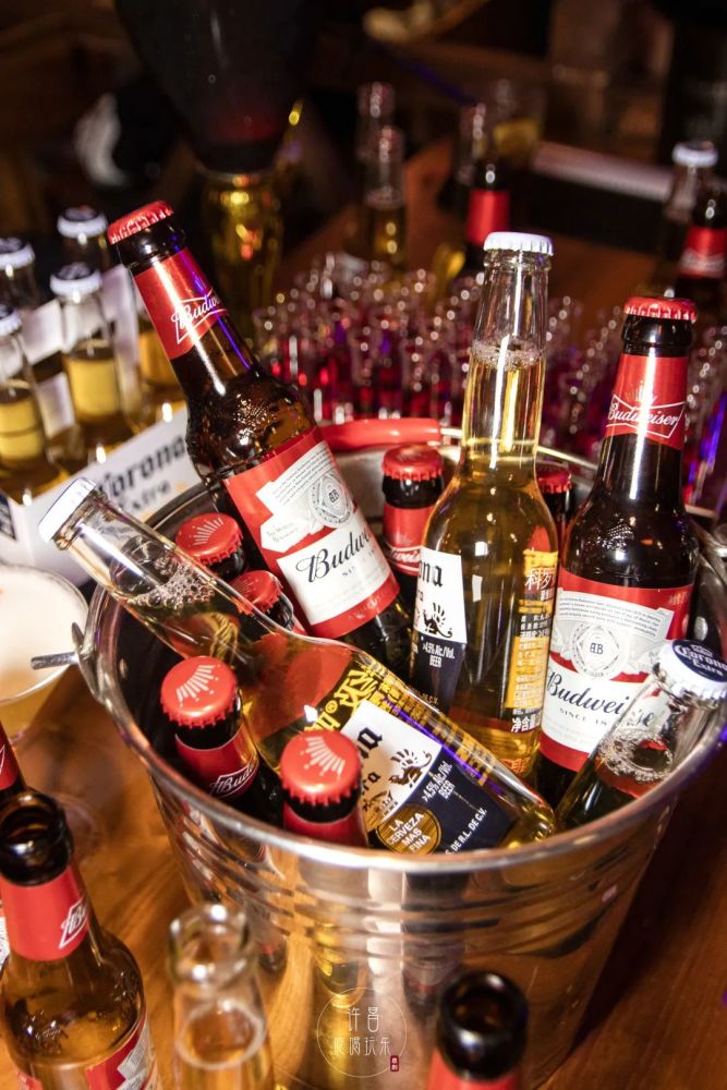 在吧台看调酒师制作特调就像是在看一场精彩的魔术表演精准的手法