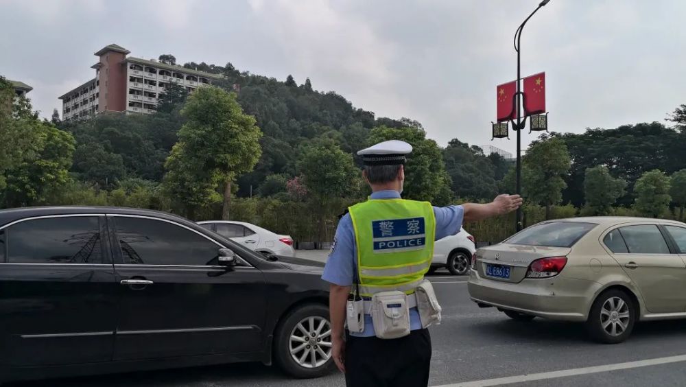 執勤民警現場指揮交通