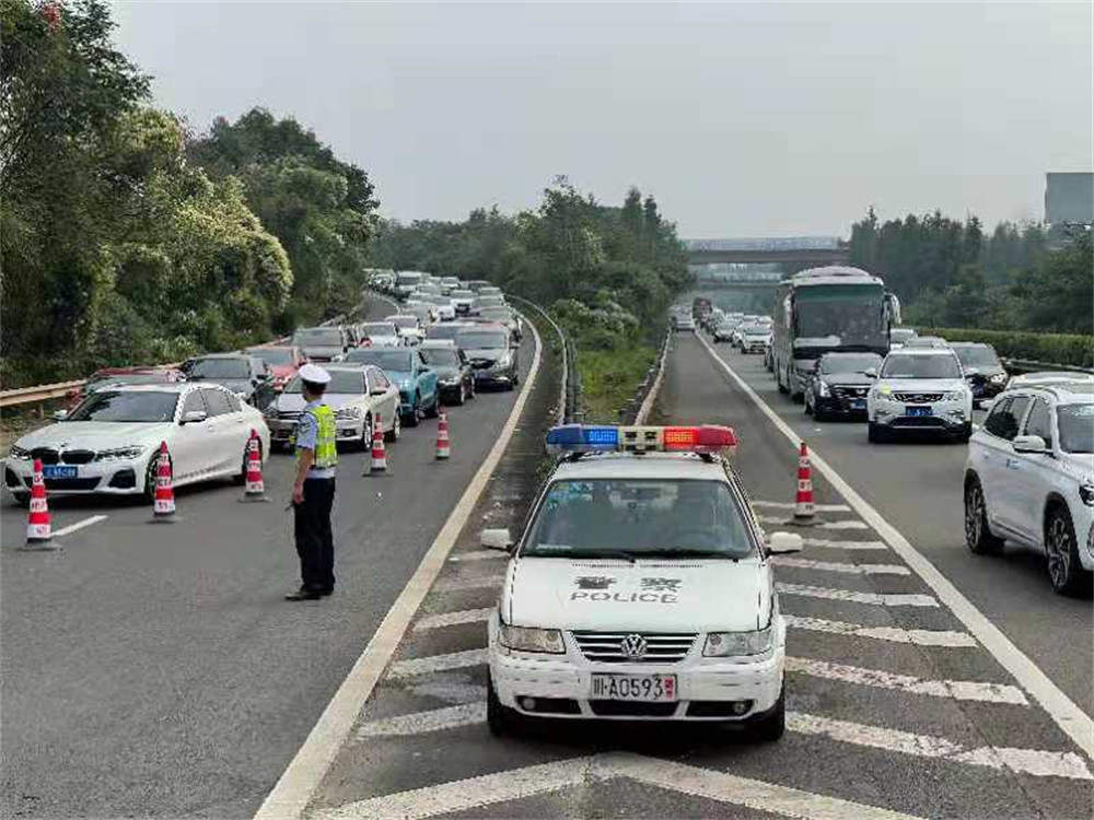 实时路况成雅雅康高速交通管制