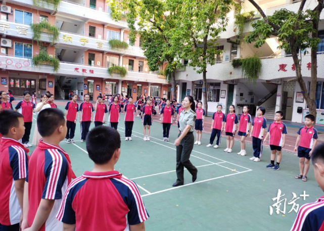 獻禮祖國連州鎮實驗小學成立首批國旗護衛隊