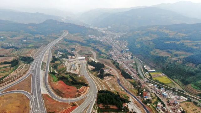 按照规定的车速,大概二十分钟左右的时间,我们就来到了宣威倘塘收费站