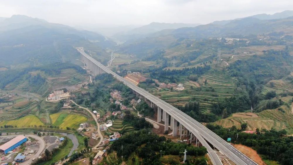 沿着杨宣高速看宣威_腾讯新闻