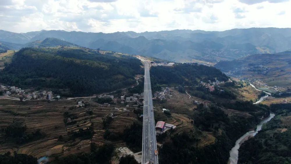 沿着杨宣高速看宣威_腾讯新闻