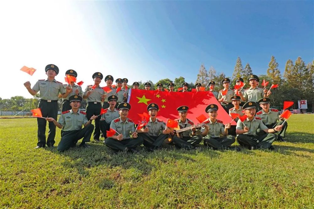 兵哥哥"花式合影"祝福祖国_腾讯新闻
