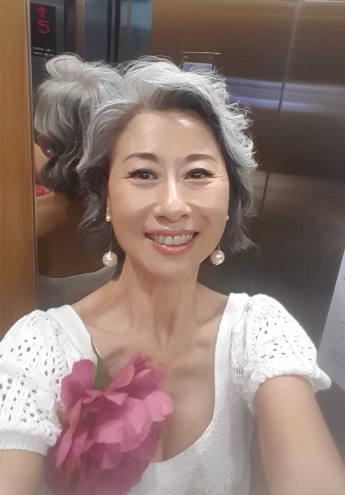 叶倩文迎60岁生日，首晒满头白发照，称希望粉丝接受她的皱纹白发