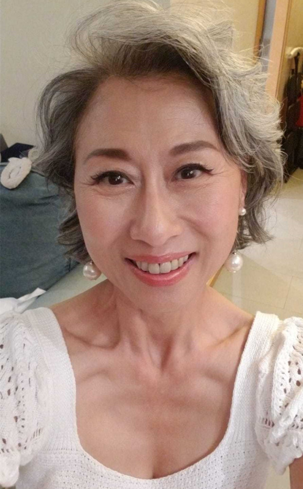 叶倩文迎60岁生日，首晒满头白发照，称希望粉丝接受她的皱纹白发