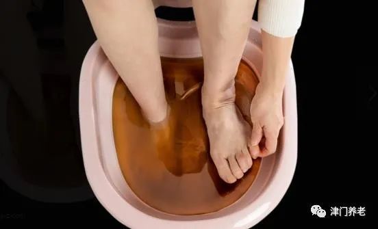 老人常泡脚的好处 3类人最好别泡再舒服也不行_腾讯新闻