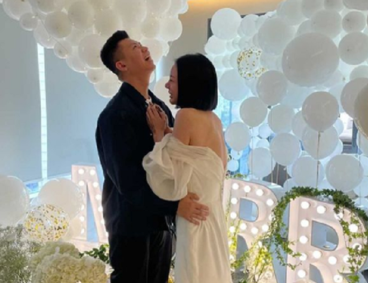 国庆第一对！何猷君富婆前任高调宣布将二婚，晒鸽子蛋钻戒显富贵