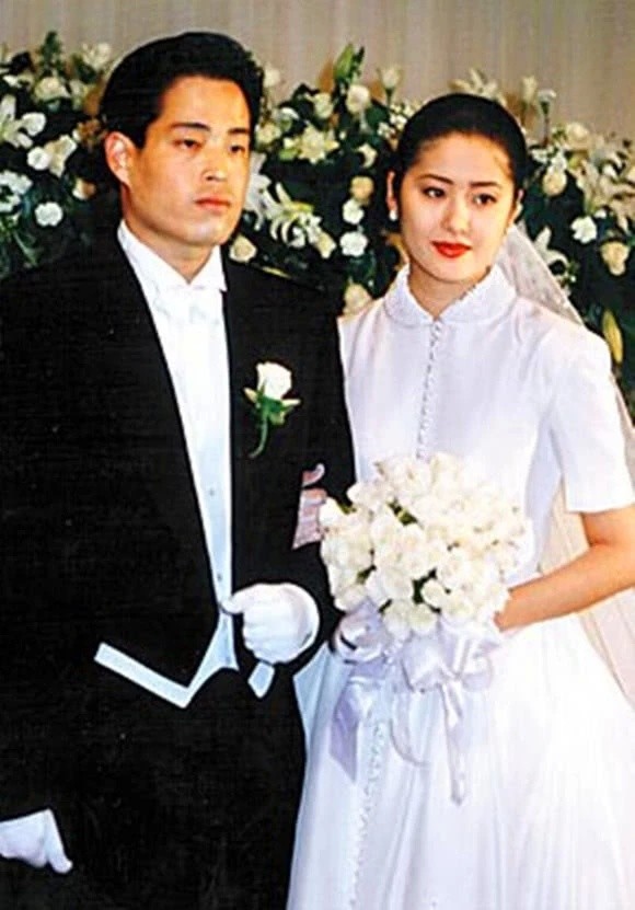 所以在1995年,24岁的高贤贞满怀期待地嫁给了大她三岁的郑永振.
