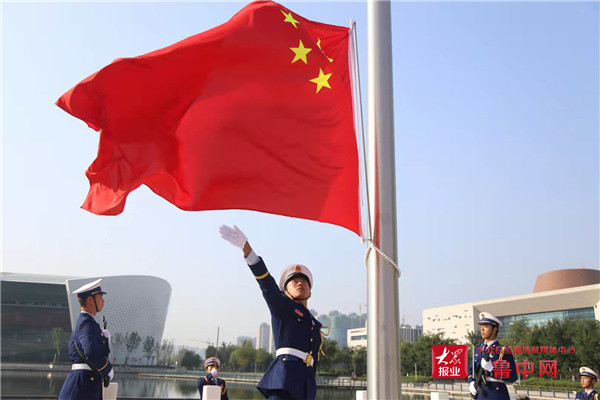 现场,市民不约而同前来,看五星红旗升起,与国旗合影,共祝祖国72岁生日