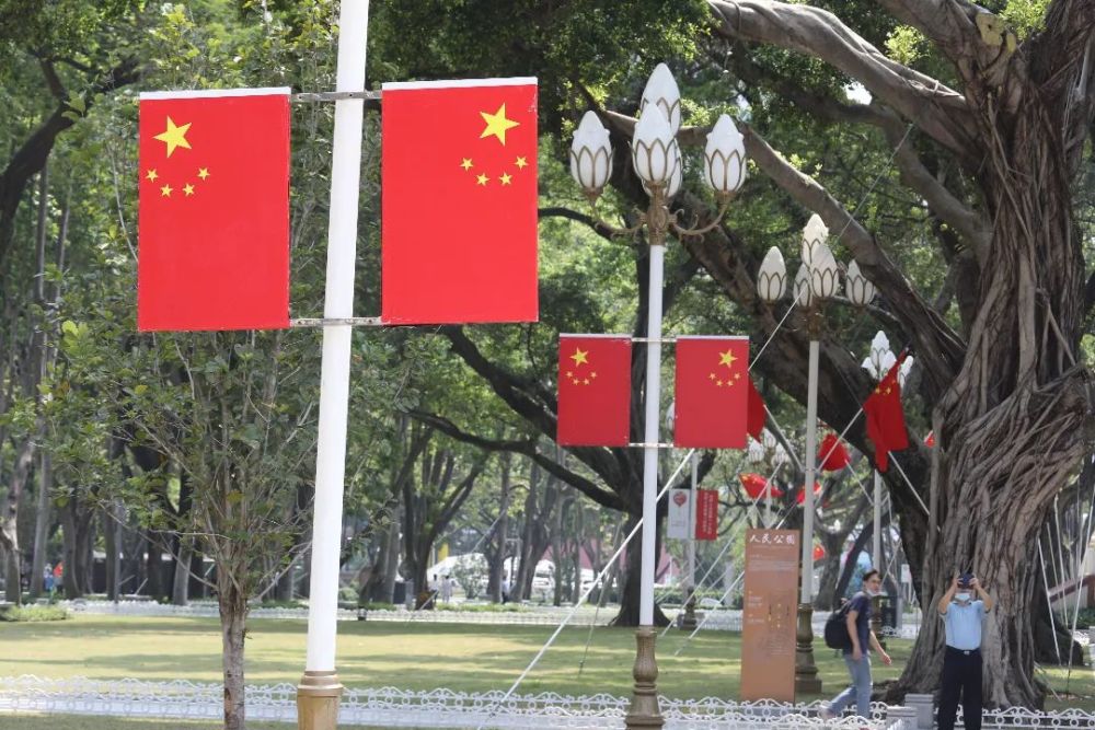 喜迎国庆!越秀街头点亮中国红