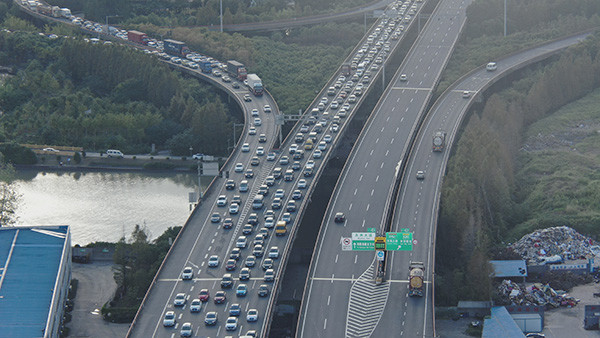 浦东交警在重要节点岗位都布置了警力进行疏导,车辆走走停停,五洲大道