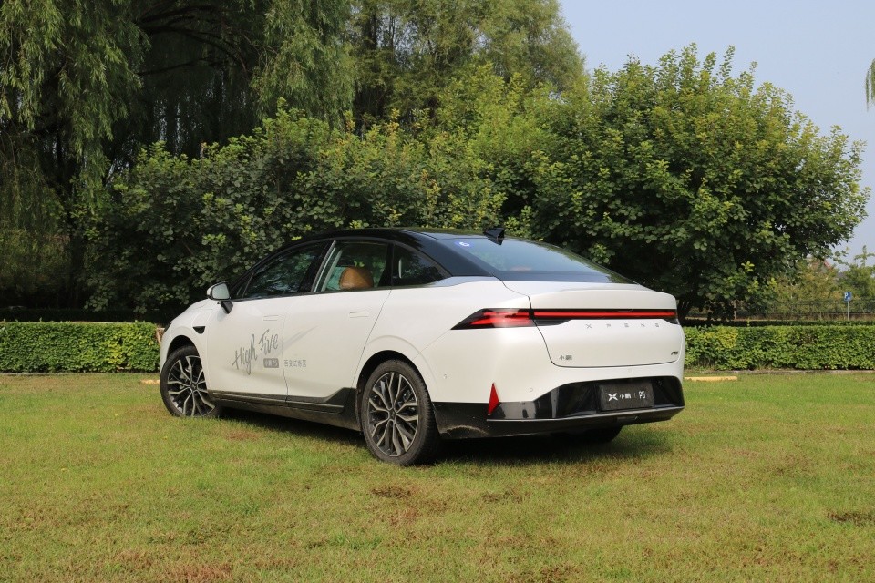 带激光雷达的新款电子产品试驾小鹏p5