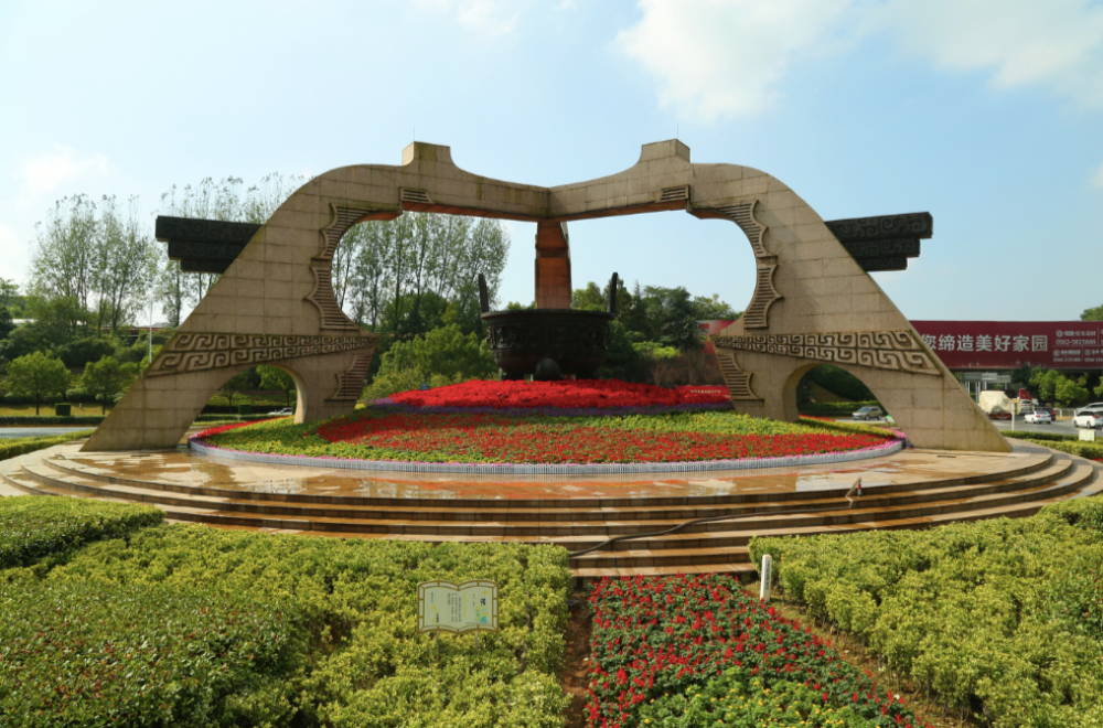 连日来,当游客,市民在途径"山水之门"时,总会被眼前这座用各色花卉"装