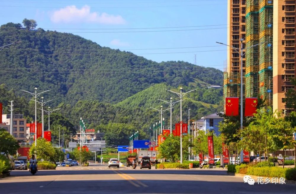 举国同庆日共度华诞时五星红旗在横州市茉莉花文化广场冉冉升起 腾讯新闻