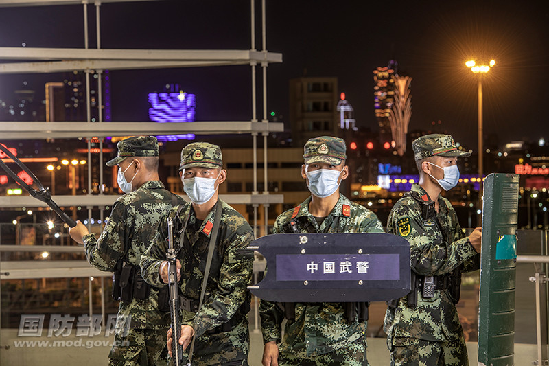 武警广东总队执勤第二支队官兵在青茂口岸进出口徒步巡逻.