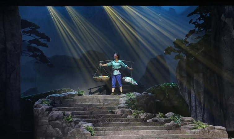 取材安徽故事 改编于沪剧 黄梅戏《挑山女人》感动上演